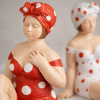 Kantenhocker Becky Badenixe rot/weiß gepunktet – Dekofigur aus Polyresin, 13 cm