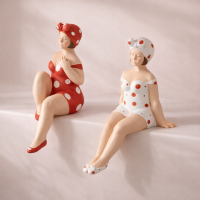Kantenhocker Becky Badenixe rot/weiß gepunktet – Dekofigur aus Polyresin, 13 cm