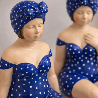 Kantenhocker Becky Badenixe 2er-Set blau/weiß – Dekofiguren aus Polyresin, 13 cm