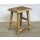 Rustikaler heller Hocker aus Recyclingholz