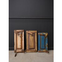 Wandregal mit Lederbändern aus einer alten Holztür