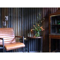 Schlichter Esszimmerstuhl mit Armstützen mit braunem Leder