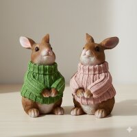 Deko Hase mit grünem Pullover – Sitzende Hasenfigur aus Kunstharz 23,5 cm
