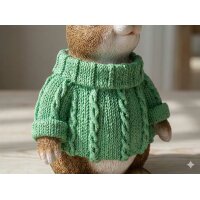 Deko Hase mit grünem Pullover – Sitzende Hasenfigur aus Kunstharz 23,5 cm