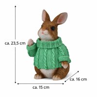 Deko Hase mit grünem Pullover – Sitzende Hasenfigur aus Kunstharz 23,5 cm