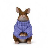 Deko Hase mit Lila Pullover – Sitzende Hasenfigur aus Kunstharz 23,5 cm