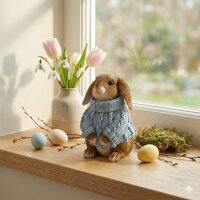 Deko Hase mit Blauem Pullover – Sitzende Hasenfigur aus Kunstharz 23,5 cm