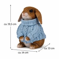 Deko Hase mit Blauem Pullover – Sitzende Hasenfigur aus Kunstharz 23,5 cm