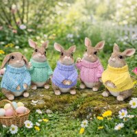 Deko Hase mit Blauem Pullover – Sitzende Hasenfigur aus Kunstharz 23,5 cm