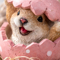 Dekofigur Hase im Ei – Osterfigur aus Kunstharz 11 cm