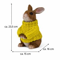Deko Hase mit gelbem Pullover – Sitzende Hasenfigur aus Kunstharz 23,5 cm