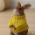 Deko Hase mit gelbem Pullover – Sitzende Hasenfigur aus Kunstharz 23,5 cm
