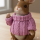 Deko Hase mit Rosa Pullover – Sitzende Hasenfigur aus Kunstharz 23,5 cm