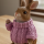 Deko Hase mit Rosa Pullover – Sitzende Hasenfigur aus Kunstharz 23,5 cm