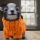 Dekofigur Ziege mit Pullover in Orange – Tierfigur aus Polyresin 16 cm