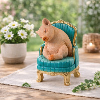Dekofigur Schwein auf Sessel – humorvolle Tierfigur aus Polyresin 22 cm