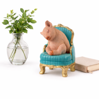Dekofigur Schwein auf Sessel – humorvolle Tierfigur aus Polyresin 22 cm
