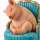 Dekofigur Schwein auf Sessel – humorvolle Tierfigur aus Polyresin 22 cm