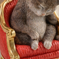 Dekofigur Katze auf Sessel – elegante Tierfigur aus Polyresin 20 cm