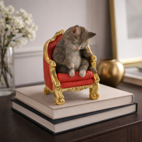 Dekofigur Katze auf Sessel – elegante Tierfigur aus Polyresin 20 cm