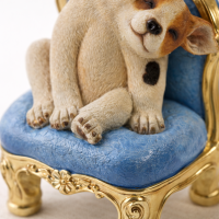 Dekofigur Hund auf Sessel – liebevolle Tierfigur aus Polyresin 20 cm
