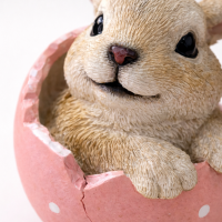Osterdeko Hase im Ei aus Kunstharz – Dekofigur Rosa, 10 cm