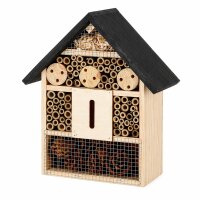 Insektenhotel aus Holz mit Bambus und Tannenzapfen