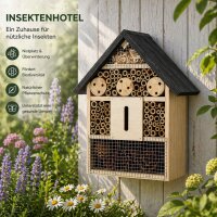 Insektenhotel aus Holz mit Bambus und Tannenzapfen
