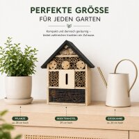 Insektenhotel aus Holz mit Bambus und Tannenzapfen