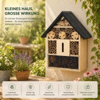 Insektenhotel aus Holz mit Bambus und Tannenzapfen