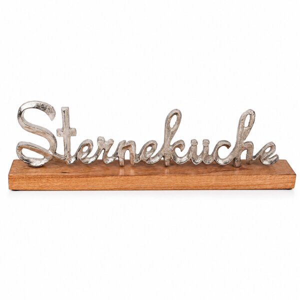 Silberfarbener Metall-Schriftzug „Sterneküche“ auf Mango-Holz-Standfuß