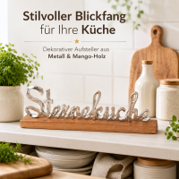 Silberfarbener Metall-Schriftzug „Sterneküche“ auf Mango-Holz-Standfuß